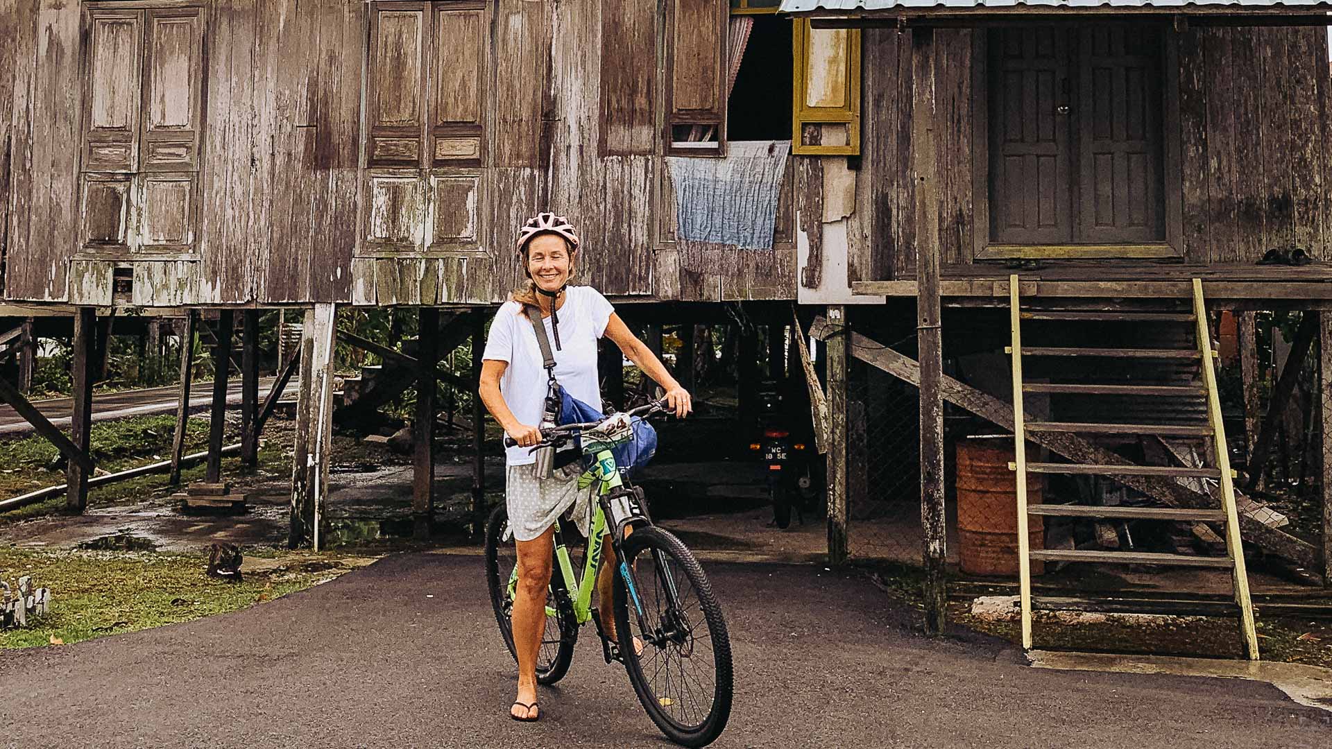 På cykel genom Kuching, Borneo