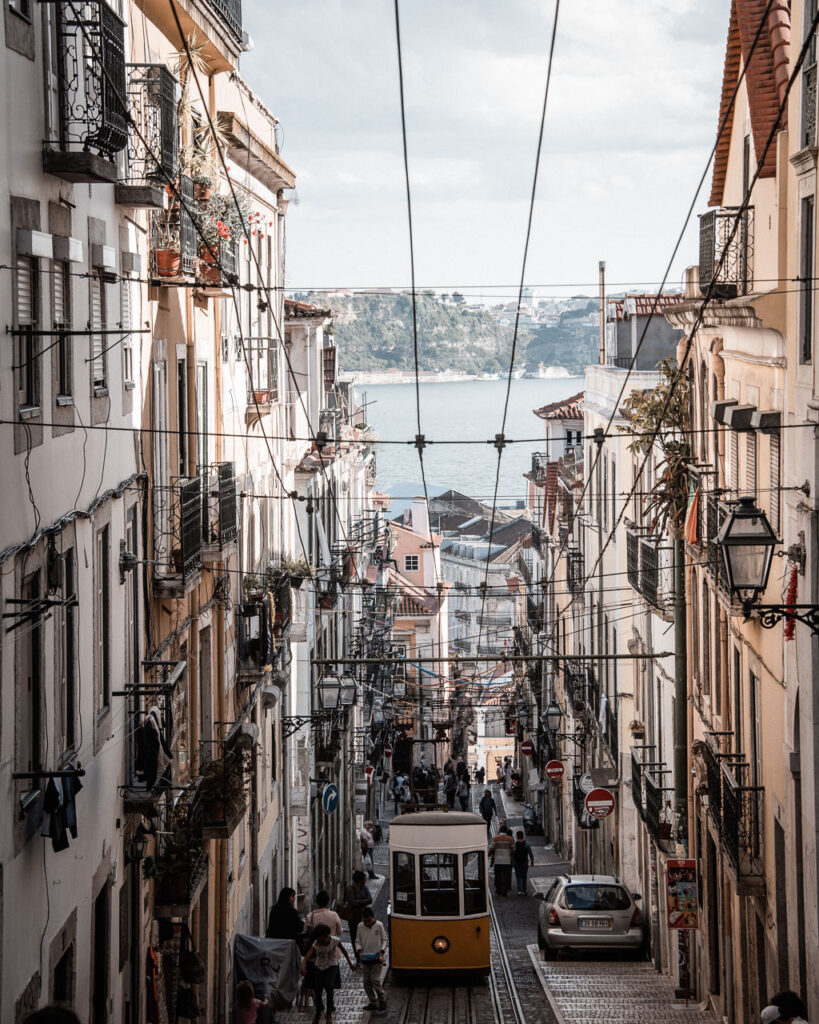 Bild på Elevador da Bica med vattnet i bakgrunden. En av Lissabons mest kända vyer ocg ett måste vad gäller Lissabon tips