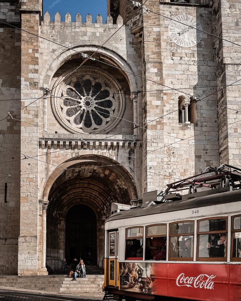 En spårvagn i Lissabon framför katedralen SeKatedral Se
