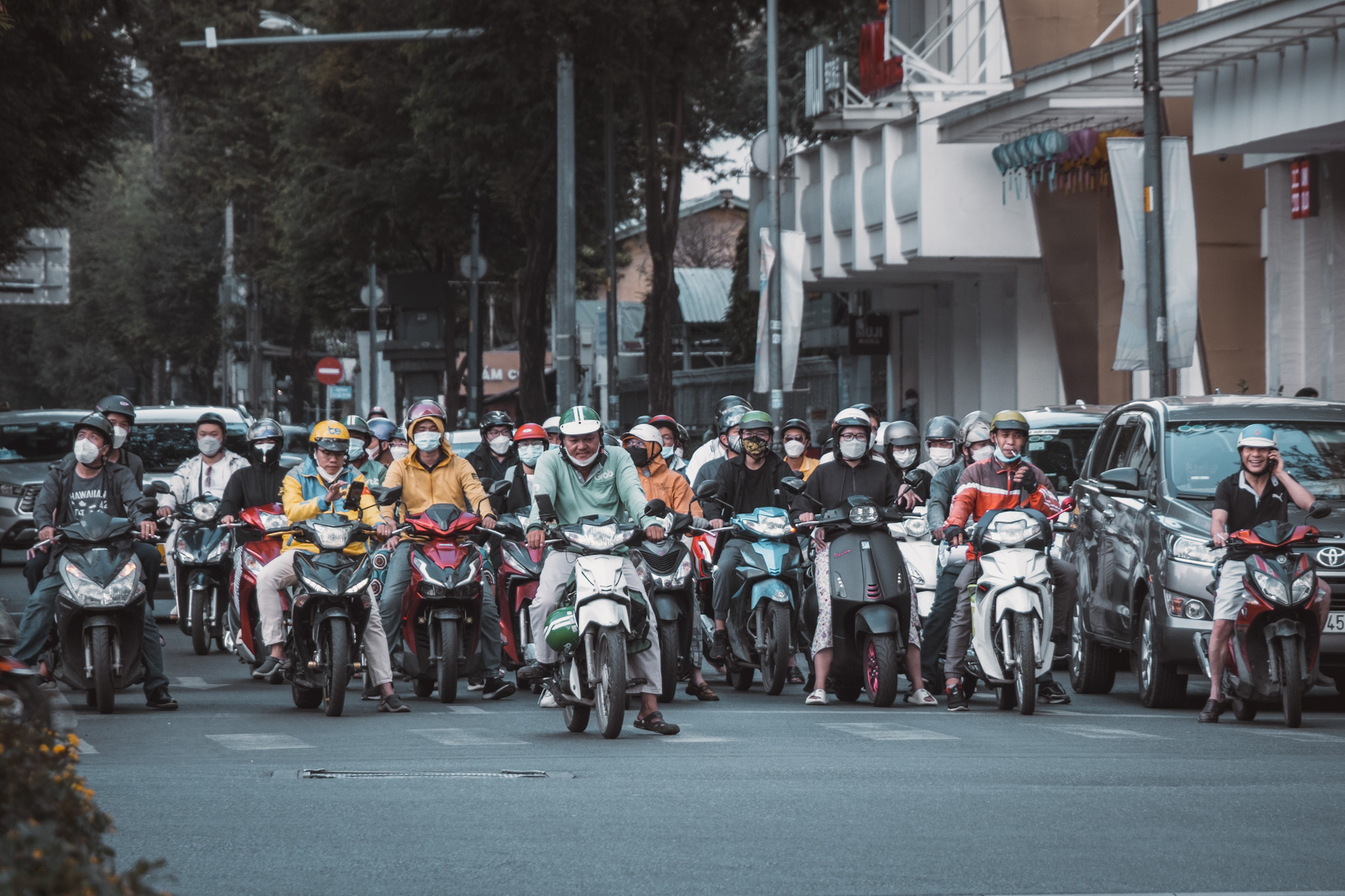 Vykort från mopedernas mecka, Saigon