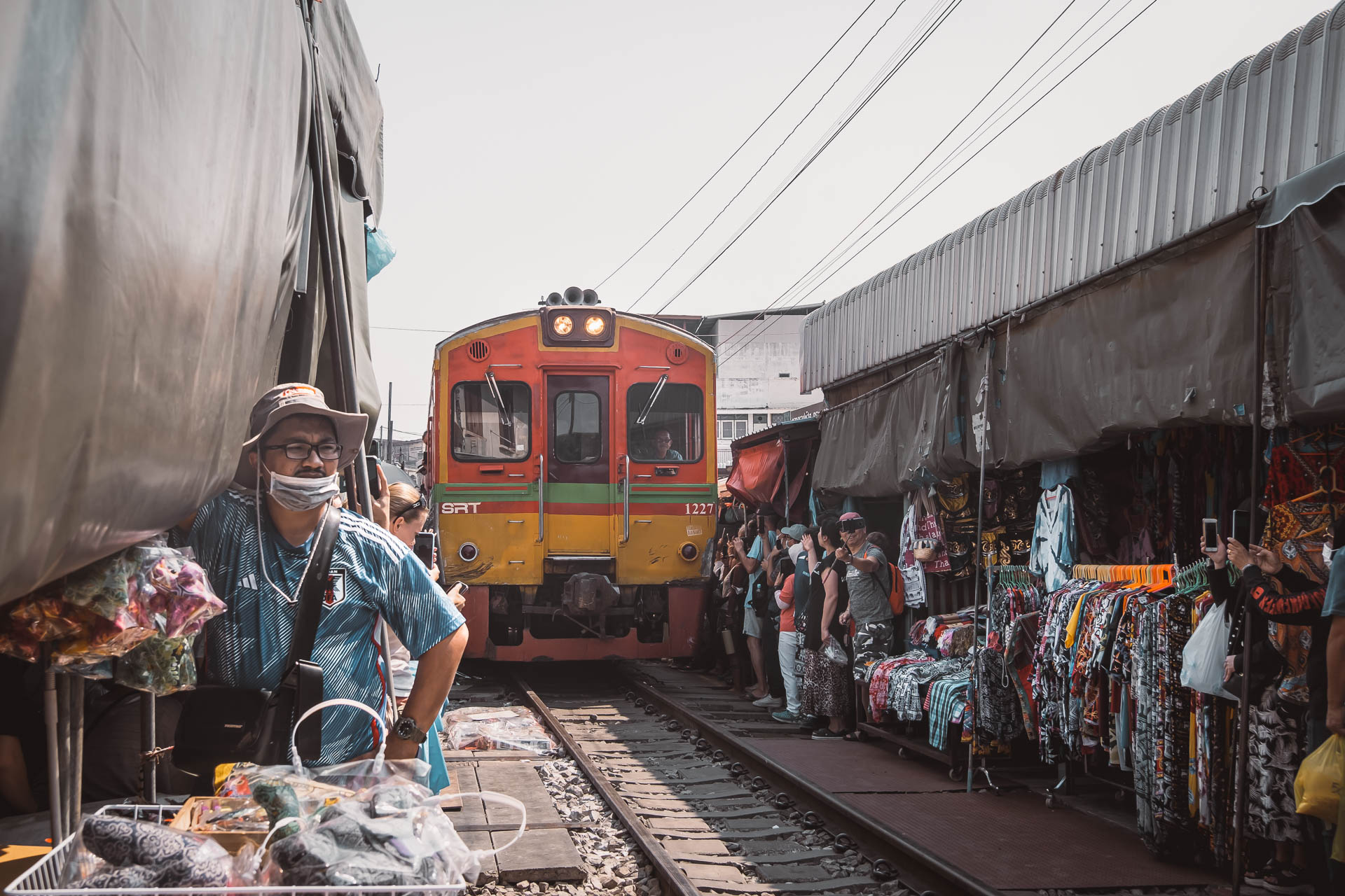 Tråkig turistig flytande marknad och ett härligt kaos på tågmarknaden