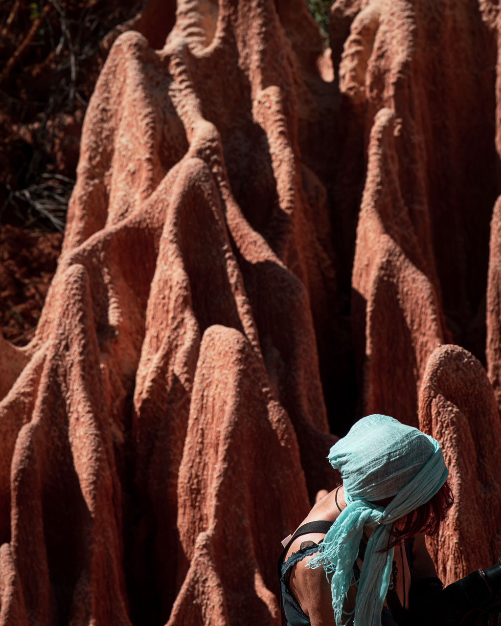 Madagaskar, Tsingy Rouge, Red Tsingy, närbild Tsingy med kvinna i turkos turban