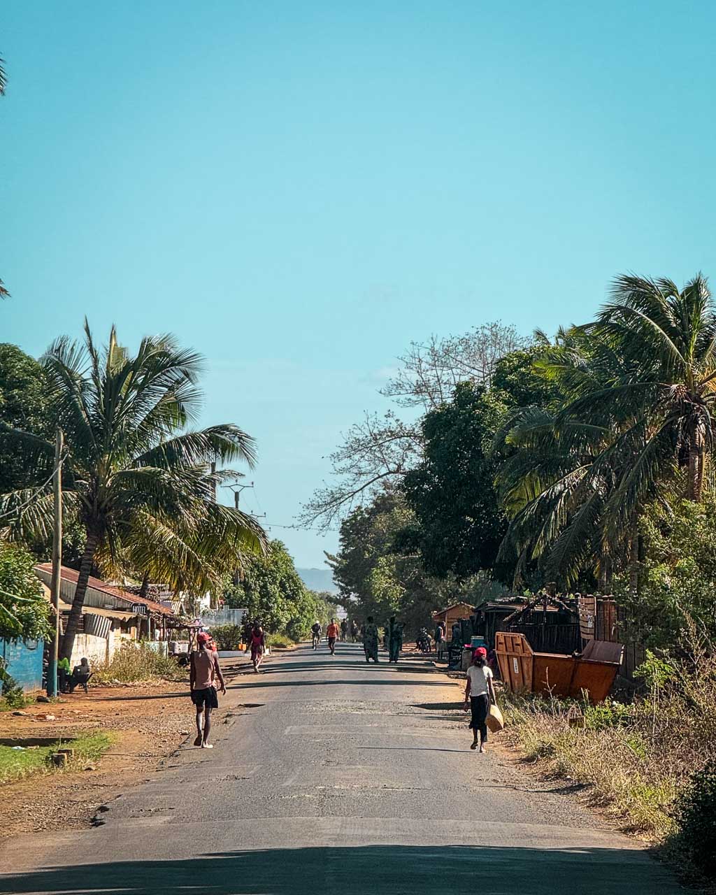 Madagaskar, gatuliv längs vägen mellan Amber och Tsingy Rouge