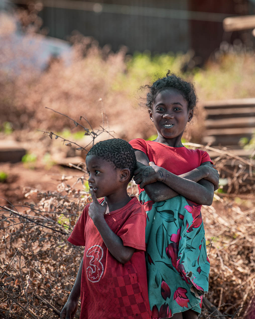 Madagaskar, gatuliv längs vägen mellan Amber och Tsingy Rouge, barn
