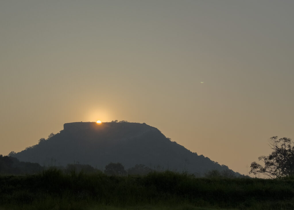 Pidurangala klippan, Sigiriya. En vandring som bjuder på magnifik utsikt över lejonklippan