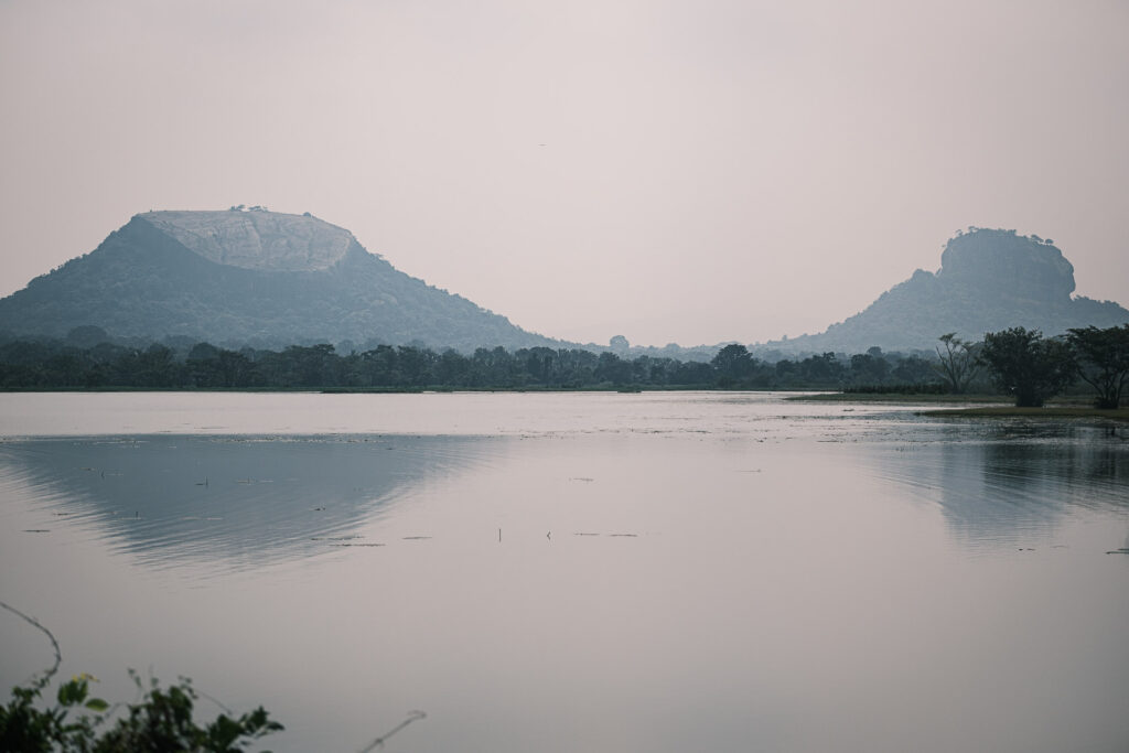 En stilla promenad i området runt Sigiriya King's Resort. utsikt över klipporna